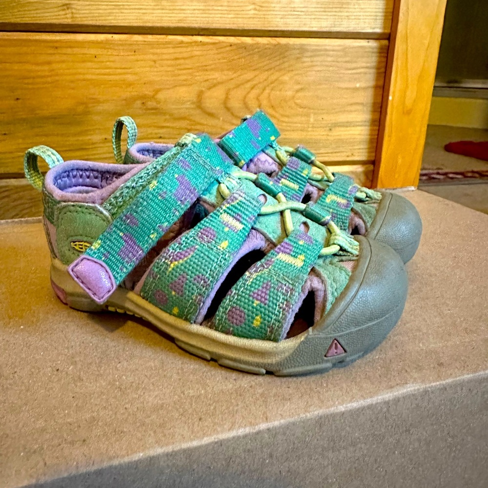 Little girl Keen sandal shoes! Size 6-toddler. Great condition, gently used!